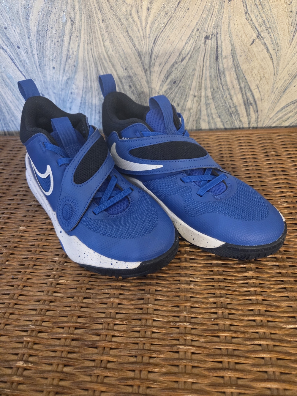 Nike Kids Team Hustle Blue and White Velcro Athletic Sneakers Size 3.5 Narrow
